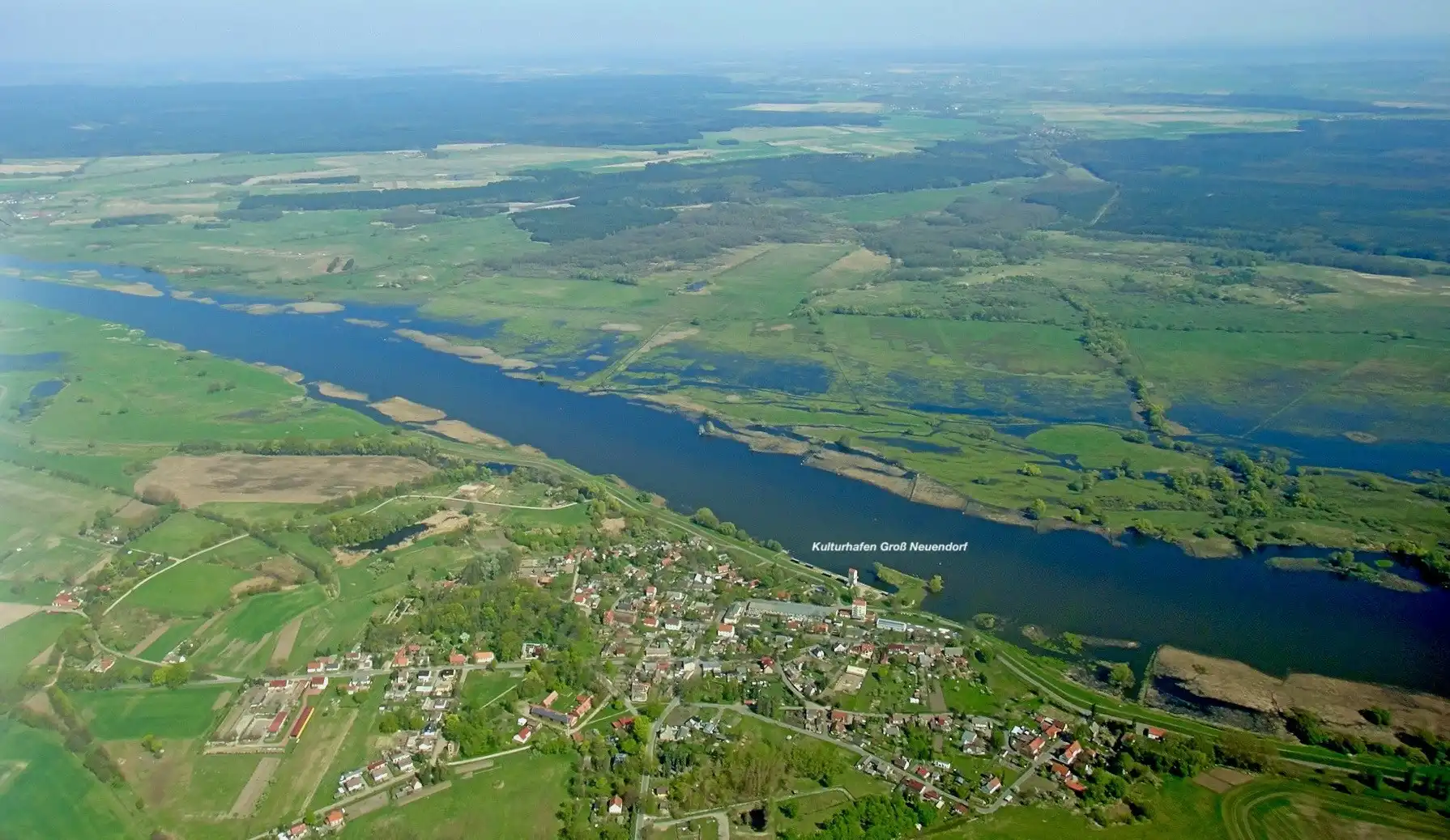 Zdjęcia Wyjątkowy obiekt z wieżą i pięcioma wagonami kolejowymi z rocznym obrotem 130 000 EUR w porcie nad Odrą