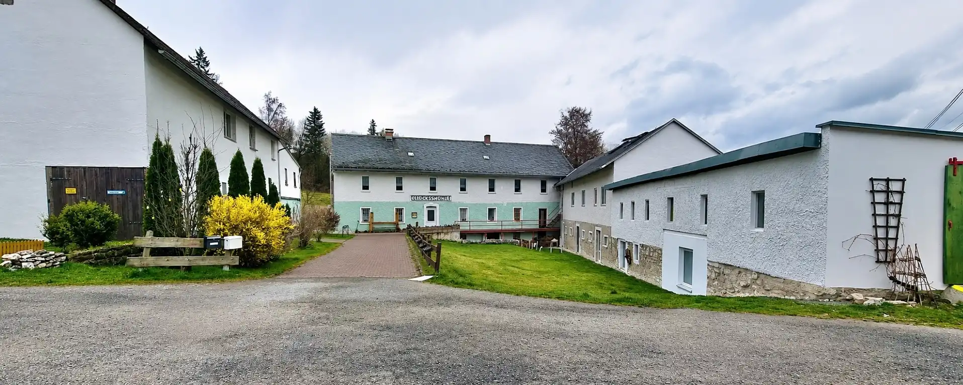 Zdjęcia Historyczny zespół młyński z restauracją w dolinie Schleiz - nieruchomość bez ochrony konserwatorskiej
