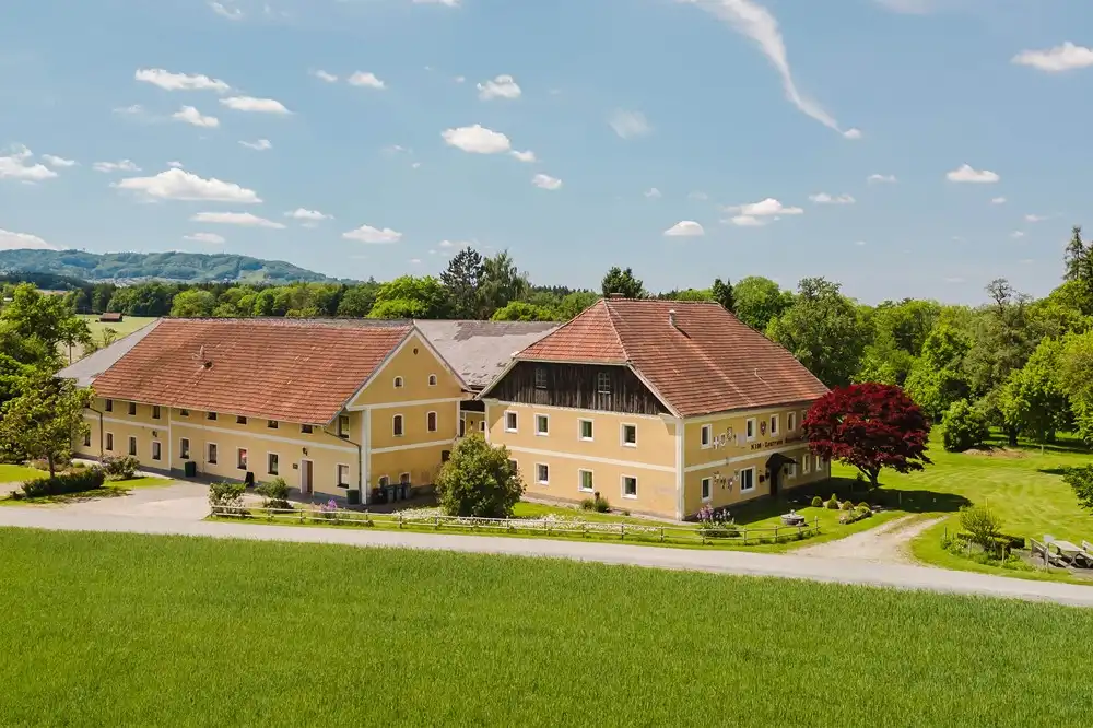 Zdjęcia Historyczny zespół z zabudowaniami gospodarczymi i kaplicą - Górna Austria