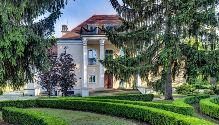 Pałac z historią w pobliżu Warszawy i lotniska