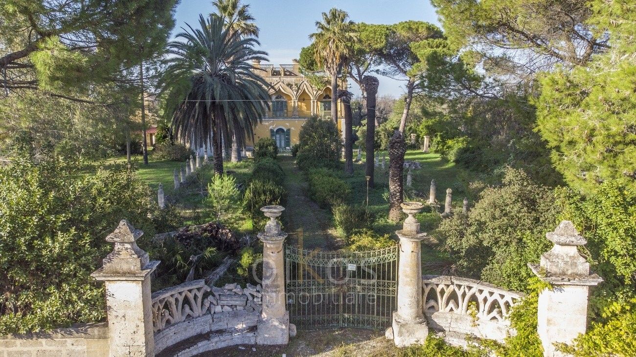 Zdjęcia Imponujący pałac w Apulii z ogrodem i gajem oliwnym