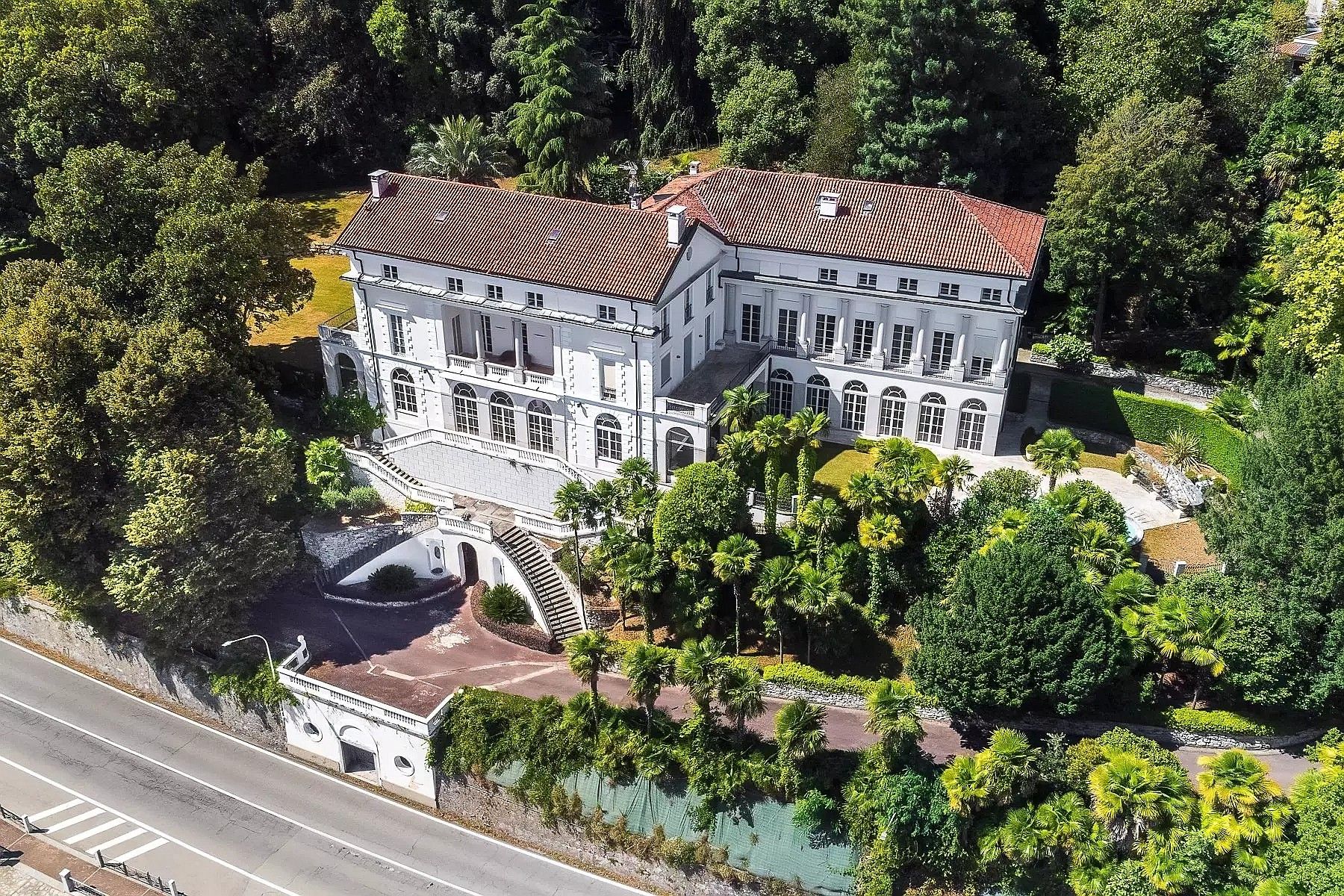 Zdjęcia Monumentalna willa nad brzegiem jeziora Maggiore