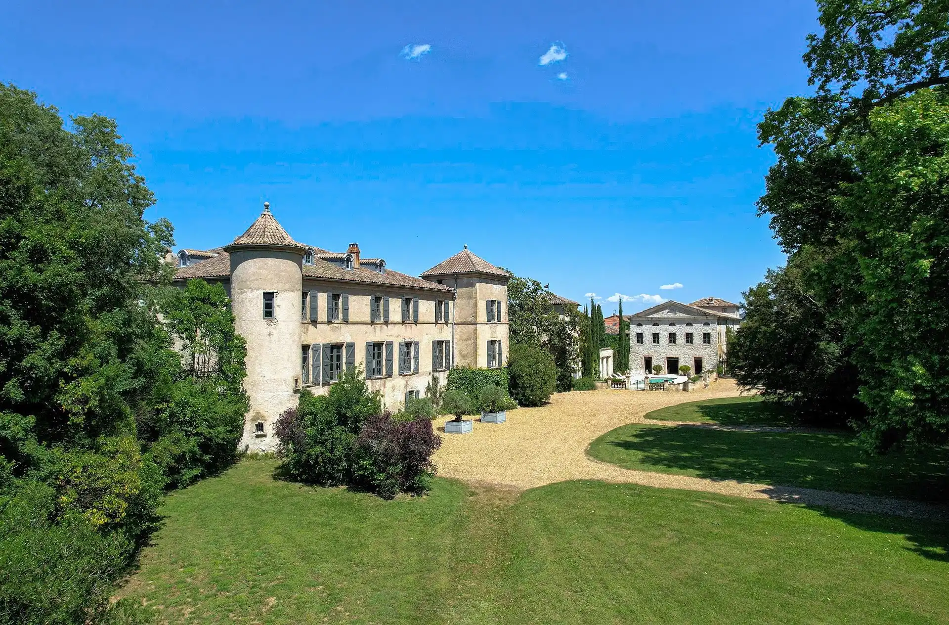 Zdjęcia Château koło Uzès z wybitnym oryginalnym wyposażeniem z kilku stuleci