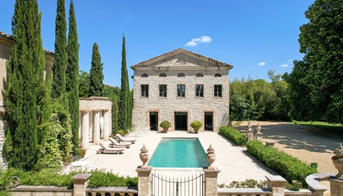 Château koło Uzès z wybitnym oryginalnym wyposażeniem z kilku stuleci