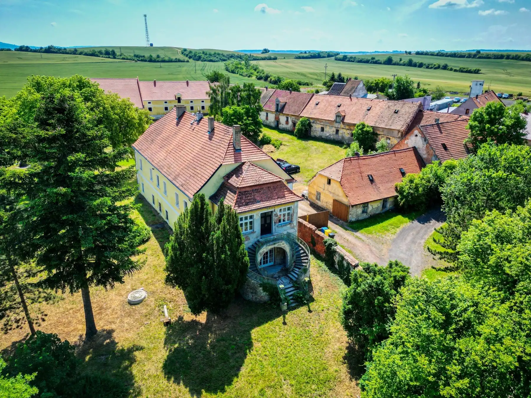 Zdjęcia Barokowy zespół pałacowy koło Žatca, północno-zachodnie Czechy