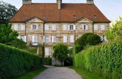 Posiadłości, Dawny klasztor z parkiem i zabudowaniami w pobliżu Belfort