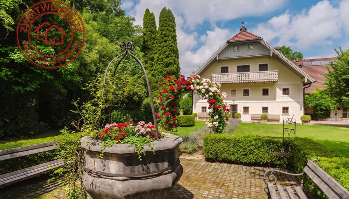 Historyczna rezydencja niedaleko Salzburga z basenem