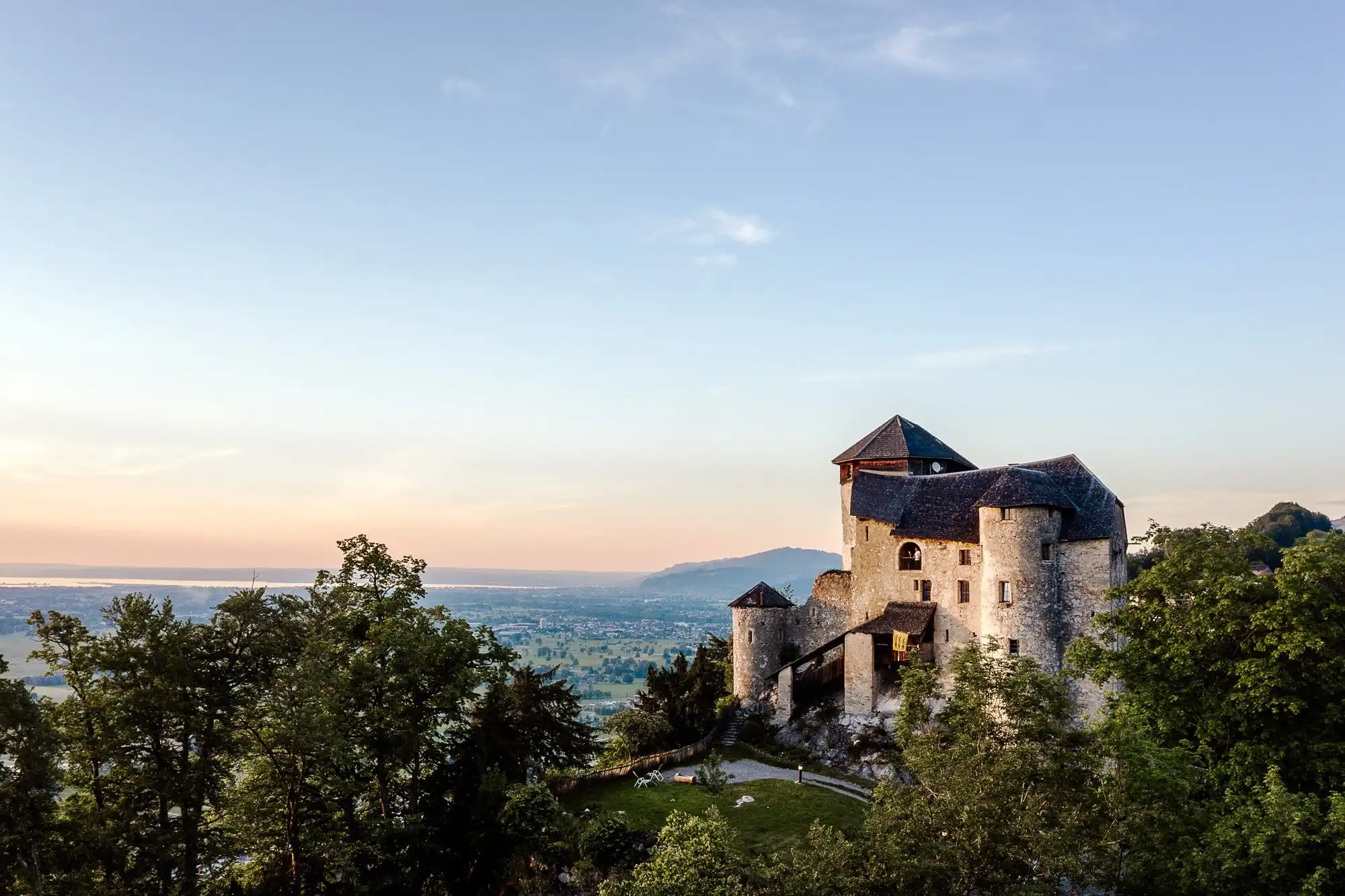 Zdjęcia Zamek na wzgórzu w Vorarlbergu, blisko Szwajcarii, z panoramicznym widokiem