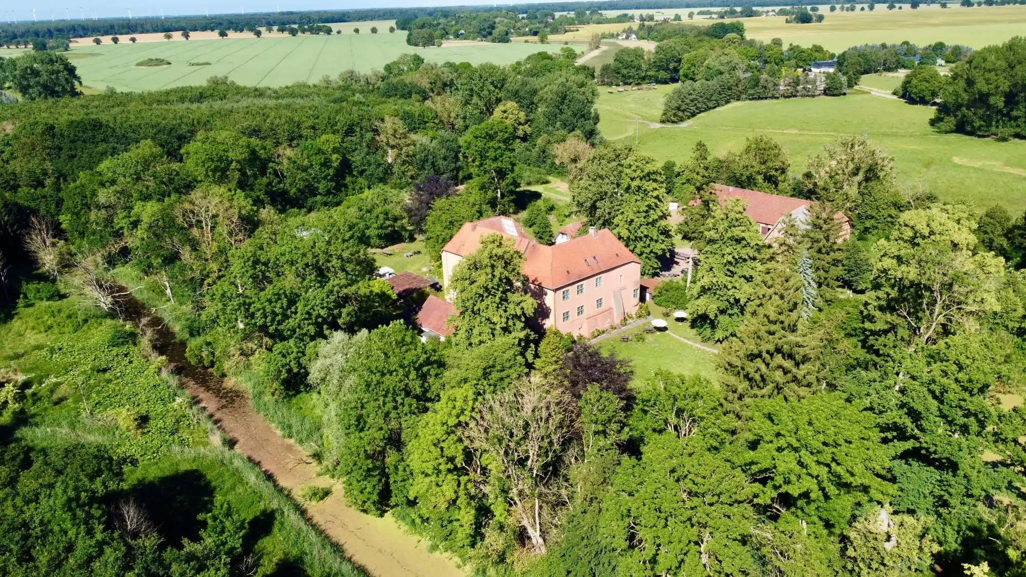Zdjęcia Zamek wodny z 18,6 ha ziemi w Meklemburgii-Pomorzu Przednim