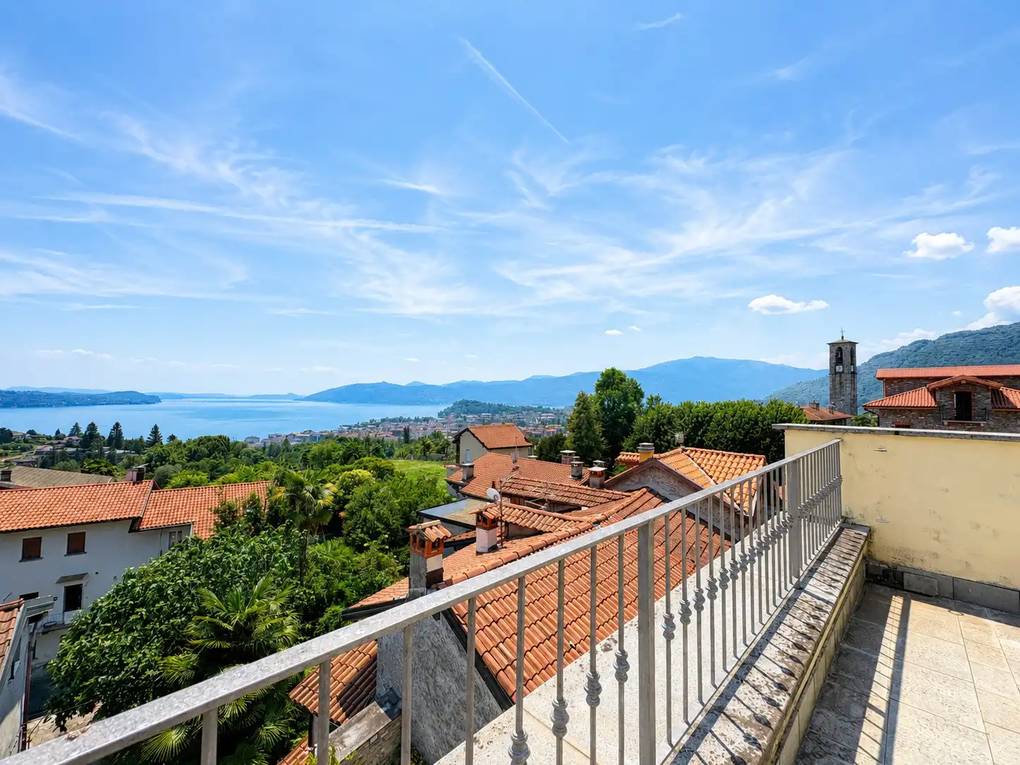 Zdjęcia Historyczny dom z XVII wieku z widokiem na Lago Maggiore koło Verbania