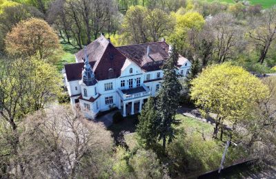 Posiadłości, Zabytkowy pałac koło Żnina w Kujawsko-Pomorskiem