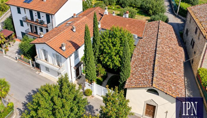 Dom toskański ze studnią z XIV wieku w pobliżu Sansepolcro