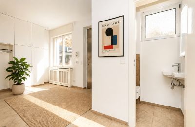 Zabytkowa willa na sprzedaż Berlin, , Entrée mit Einbauschränken und Gäste-WC visualisiert
