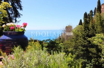 Posiadłości, Willa w Roquebrune-Cap-Martin z dużym tarasem, ogrodem i widokiem na morze
