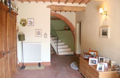 Dom na wsi na sprzedaż Arezzo, Toskania:  RIF2262-lang8#RIF 2262 Eingangsbereich mit Treppenaufgang