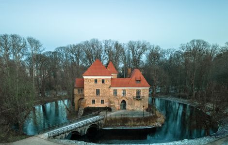Oporów, Zamek w Oporowie - Zamek w Oporowie