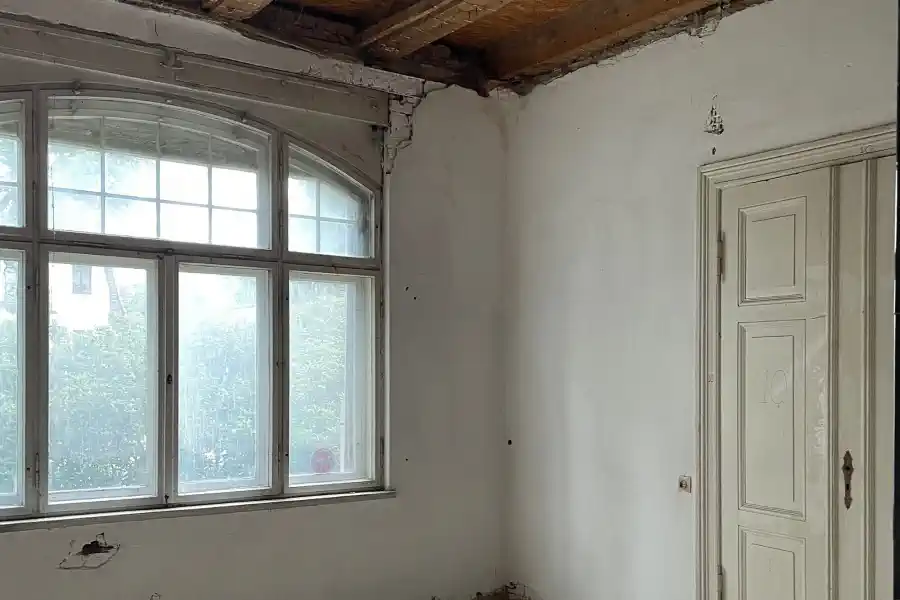 Wnętrze willi z oryginalnym łukowym oknem i stolarką drzwiową w Koszalinie