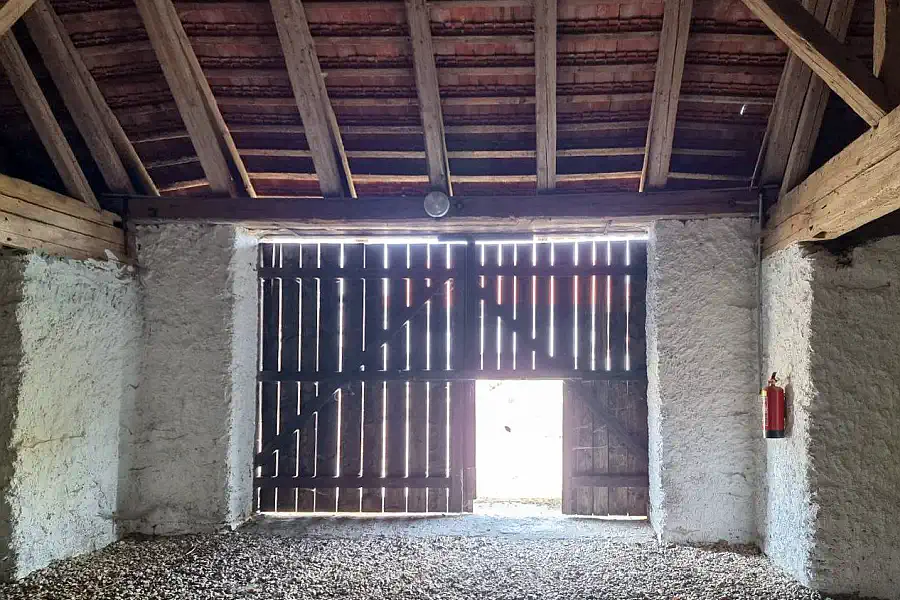 Modrá Hůrka, stajnie w dobrym stanie