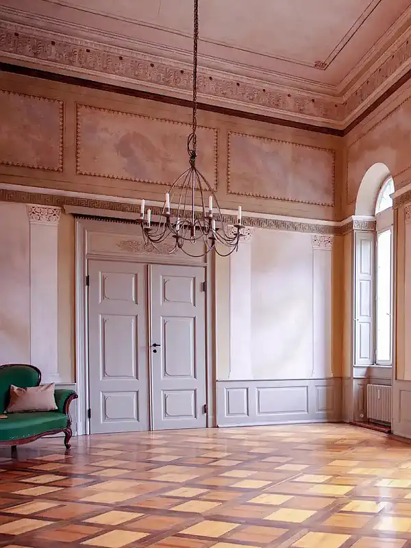 Sala balowa we wnętrzu dworu Niendorf koło Hamburga