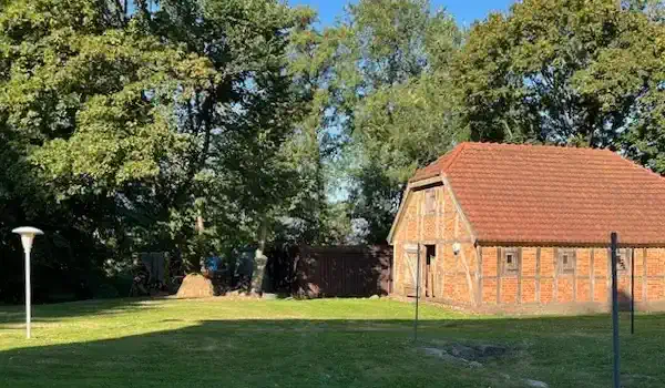 Dwór z budynkiem gospodarczym koło Hamburga
