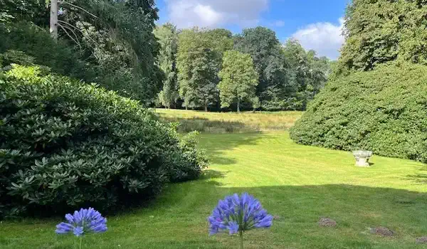 Dwór z ogrodem i dużym parkiem w północnych Niemczech
