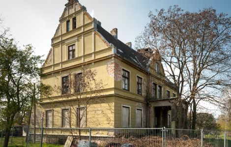 Flessenow, Lindenstraße - Dwór Flessenow nad jeziorem w pobliżu Schwerina