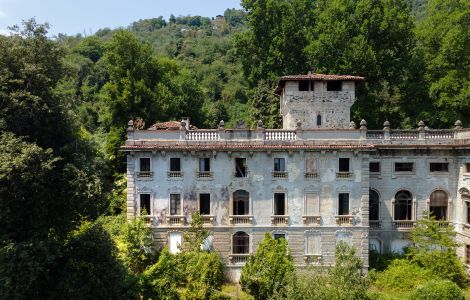 Lesa, Via Sempione - Posiadłości nad jeziorem Maggiore: Villa Cavallini
