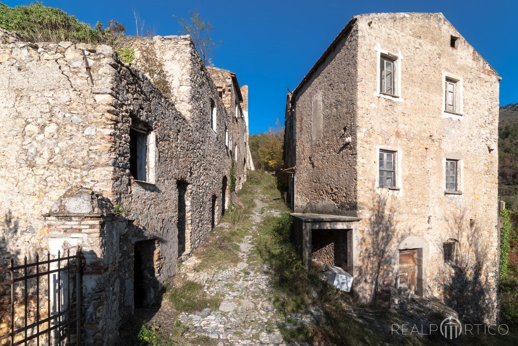 Häuserruinen eines alten Bergdorfs in Italien, Włochy