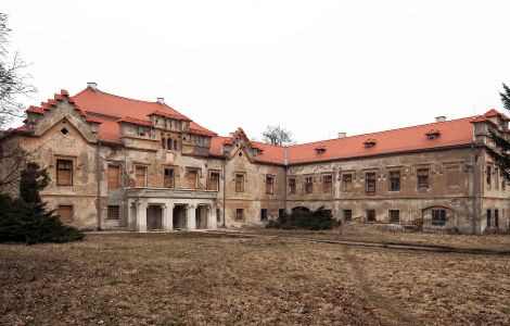 Verušičky, Zamek - Neogotycki pałac niedaleko Karlowych Warów