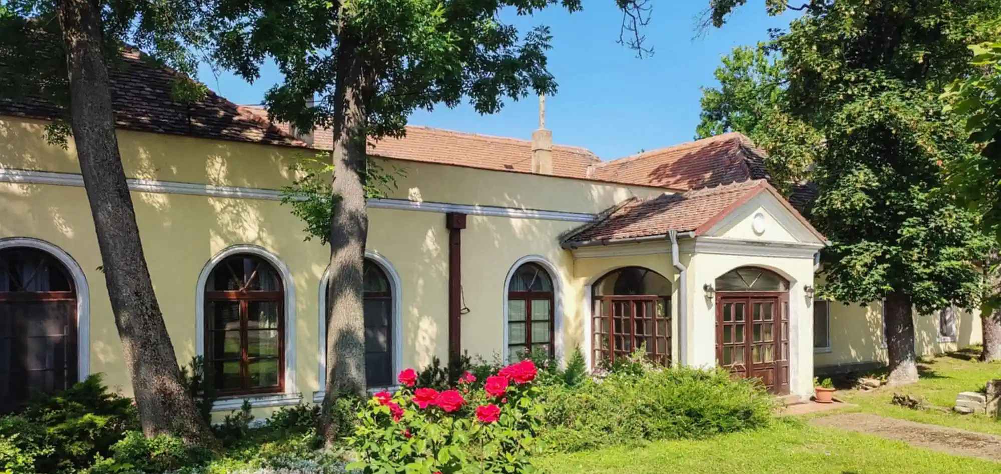 Zabytkowy dwór z bastionem i parkiem w zachodniej Słowacji niedaleko Piešťan, Słowacja