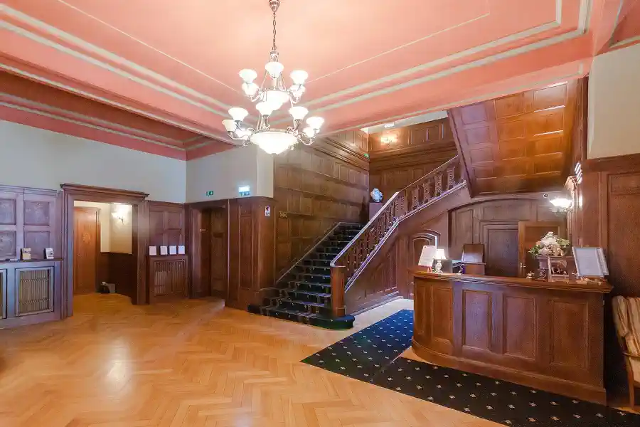 Hotel pałacowy na sprzedaż, hol wejściowy