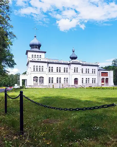 Pałac w Osieku czerwca 2025