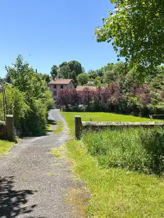 Dawny klasztor w Owernii z gîte i prywatnym terenem