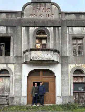 Teatr powojenny z dużą salą, tarasem na dachu i widokiem na ria