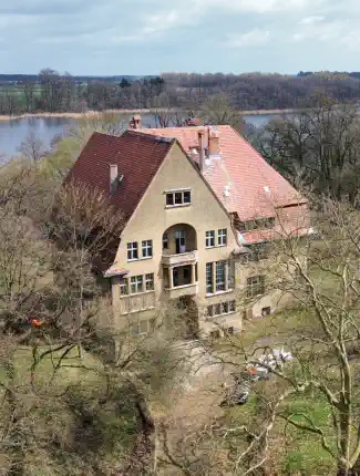 Modernistyczna Rezydencja nad Jeziorem Luboszek, Lubosz, Wielkopolskie