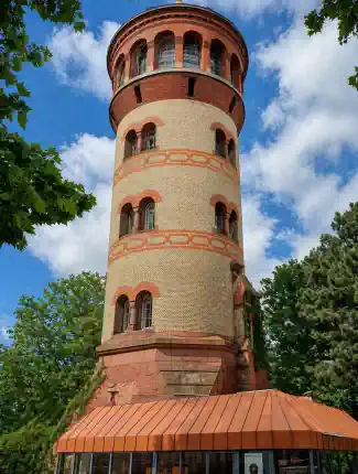 Zabytkowa wieża ciśnień w Ludwigshafen nad Renem - komercyjna i mieszkalna