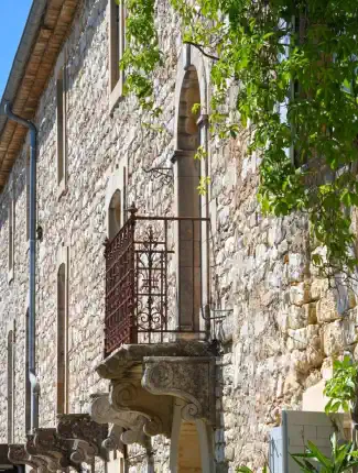 Odrestaurowana mas provençal z domami gościnnymi, basenem wewnętrznym i ogrodem w pobliżu Uzès