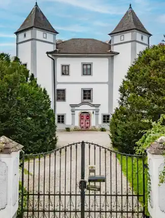 Zamek Windern – Historyczna Rezydencja z Ogrodem i Basenem