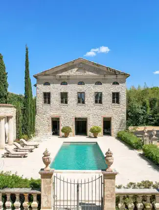 Château koło Uzès z wybitnym oryginalnym wyposażeniem z kilku stuleci