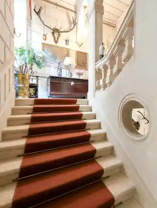 Zamek z ogrodem, basenem i panoramicznym widokiem
