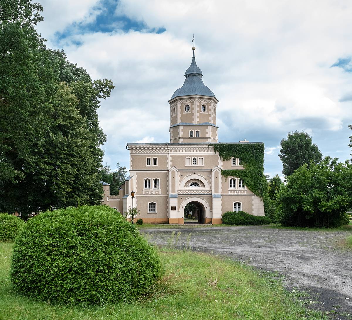 Zespół pałacowy Golejewko, Budynek bramny