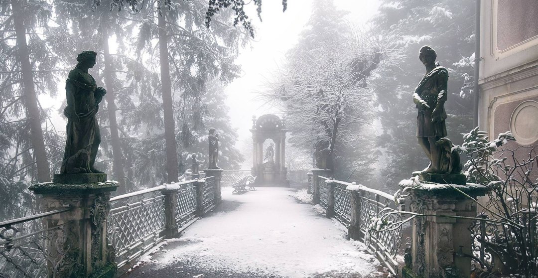 Tajemnica: Zimowy park willi nad jeziorem Como