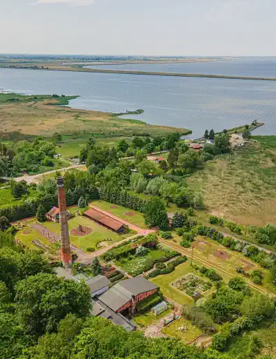 Warmia, dawna cegielnia nad Zalewem Wiślanym kwietnia 2026